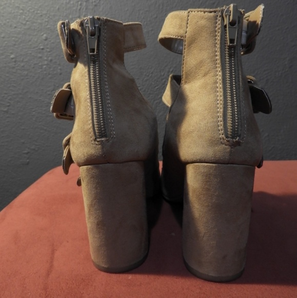 Chinese Laundry Block Heel Sandals - Picture 4 of 8